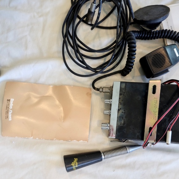 VTG~Cobra 19-23 Channel CB Radio W Manual Mount Microphone & Antenna- Not Tested - Picture 4 of 8